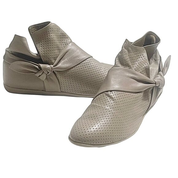 Class Act Women's Round Toe Perforated Pattern Cross Bow Tie Leather Ankle Boots - Picture 2 of 7